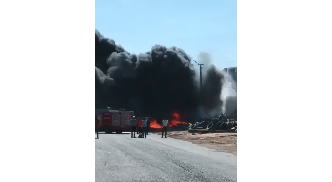 Yanan eski lastiklerin dumanı gökyüzünü kapladı