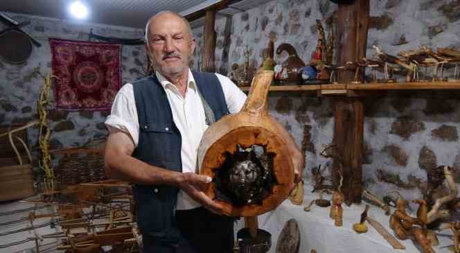 Kurumuş ağa&ccedil; dallarını ve k&ouml;klerini sanat eserine d&ouml;n&uuml;şt&uuml;r&uuml;yor
