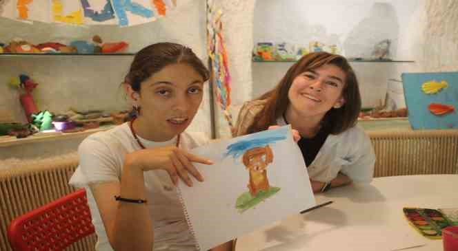 ABD&rsquo;li Alice Butcher, Kapadokya&rsquo;da g&ouml;n&uuml;ll&uuml; &ouml;ğretmenlik yapıyor
