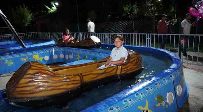 Ke&ccedil;i&ouml;ren&rsquo;de &ccedil;ocuk lunaparkı eğlendirmeye devam ediyor
