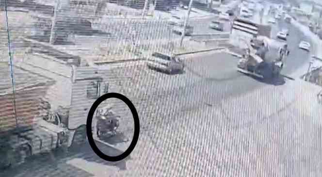 Mersin&rsquo;de motosiklet tırın altın kaldı: 1 &ouml;l&uuml;, 1 yaralı
