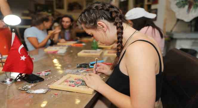 Yabancı sanatseverler, Gaziantep&rsquo;te mozaik sanatını &ouml;ğreniyor
