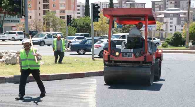 Depremin merkezinde sıcak havada asfalt döken işçilerin zorlu mesaisi