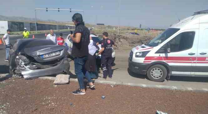 Yolcu otob&uuml;s&uuml; otomobille &ccedil;arpıştı; 2 yaralı

