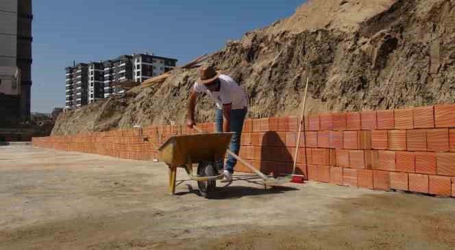 İnşaat iş&ccedil;ilerinin sıcak havayla m&uuml;cadelesi, mebranın sıcaklığı 60 dereceyi buluyor

