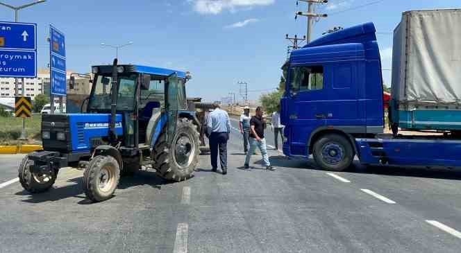 Tatvan&rsquo;da tır ile trakt&ouml;r &ccedil;arpıştı
