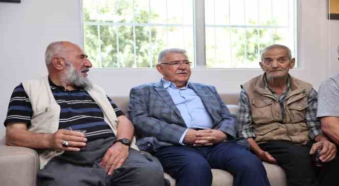 60 yaş &uuml;st&uuml; vatandaşlara &uuml;cretsiz berber ve sağlık taraması hizmeti
