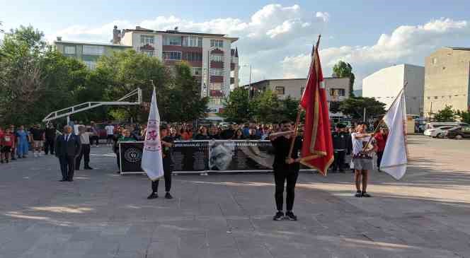 ANALİG voleybolcuları Ardahan&rsquo;da kortej y&uuml;r&uuml;y&uuml;ş&uuml; yaptı
