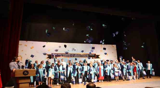 41’inci yaş gününde DEÜ’de mezuniyet coşkusu