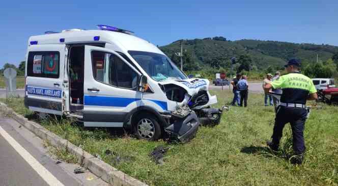 Sakarya’da hasta nakil aracı ile traktör çarpıştı: 1 ağır yaralı