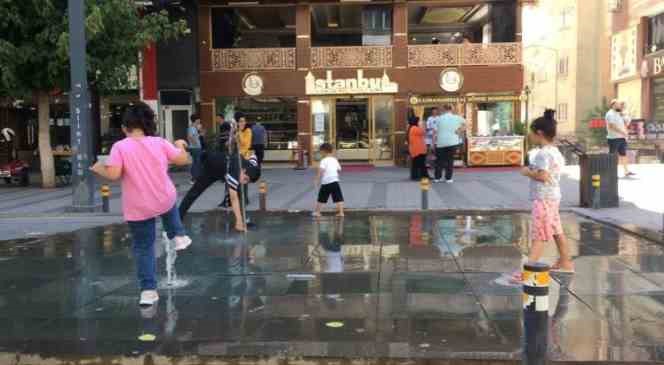 Siirt’te sıcaktan bunalan çocuklar fıskiyelerle serinledi