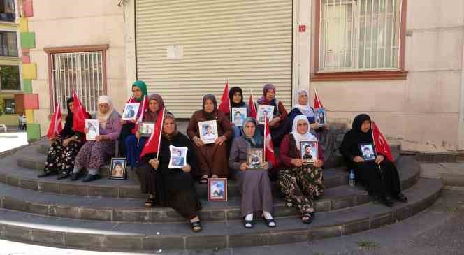 HDP önündeki aileler bunaltıcı sıcağa rağmen çocuklarının yolunu gözlüyor