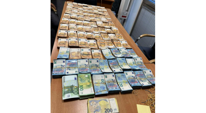 Bulgaristan g&uuml;mr&uuml;ğ&uuml;, T&uuml;rk plakalı tırlarda yakaladıkları 702 bin Euro ve 39 bin 60 İsvi&ccedil;re frangına el koydu
