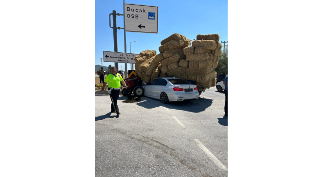 Burdur&rsquo;da trakt&ouml;r ile otomobil &ccedil;arpıştı: 3 yaralı
