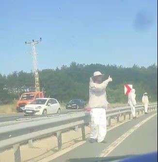 Ekipler 4 &ouml;l&uuml;ml&uuml; kazaya arıcı kıyafeti giyerek m&uuml;dahale etti
