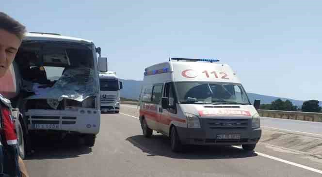 İzmir’de maden işçilerini taşıyan servis kaza yaptı: 16 yaralı