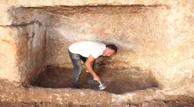 Sulama kanalı &ccedil;alışmasında Roma D&ouml;nemi&rsquo;ne ait bin 800 yıllık mezar bulundu
