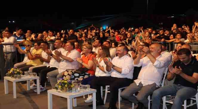 Yalova&rsquo;da kurtuluş kutlaması Cengiz Kurtoğlu&rsquo;yla final yaptı
