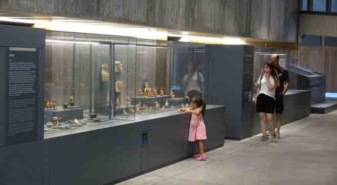 &rsquo;Hektor&rsquo; ve &rsquo;Helen&rsquo;, yerli ve yabancı turistleri Troya&rsquo;ya &ccedil;ekiyor
