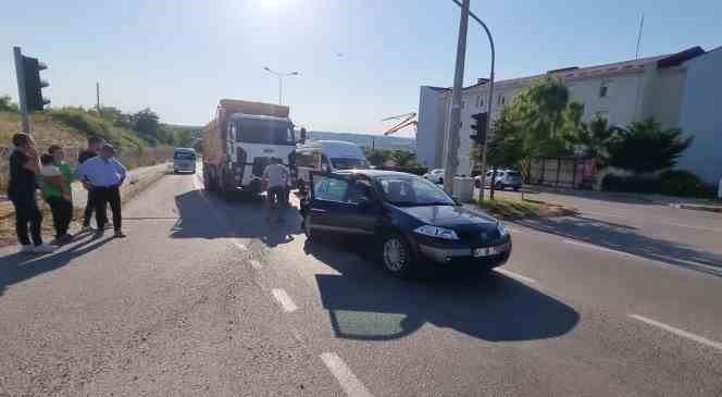 Sinop’ta kamyon kırmızı ışıkta otomobile çarptı: 1 yaralı