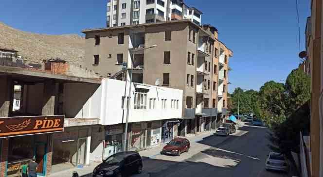 Orta hasarlı binalar tadilattan geçirilip oturulacak, ilk adımı Elbistan Belediyesi attı