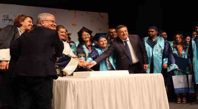 41&rsquo;inci yaş g&uuml;n&uuml;nde DE&Uuml;&rsquo;de mezuniyet coşkusu
