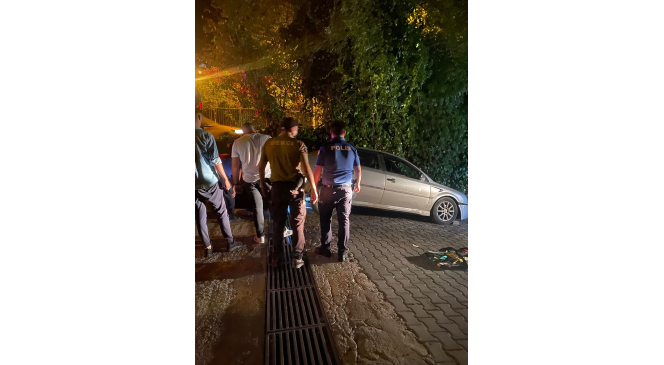 Araç içerisinde sıkışarak yaralandı