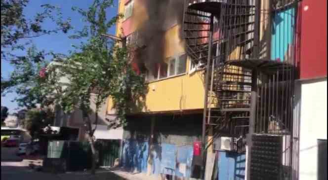 Dudullu&rsquo;da 4 katlı iş yeri alev alev yandı
