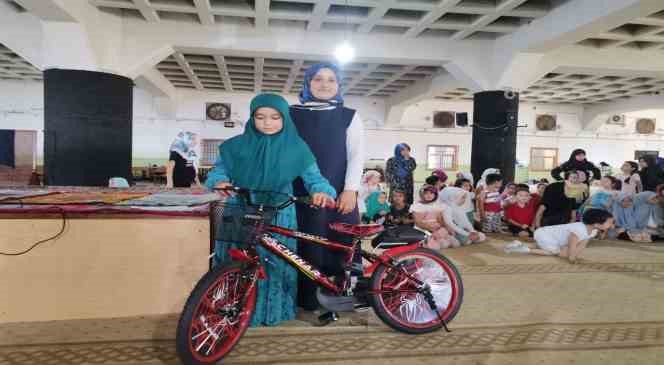 Kur’an kursundaki çocuklara bisiklet hediyesi