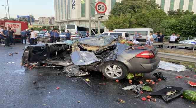 Küçükçekmece’de otomobil, meyve yüklü kamyonete arkadan çarptı: 2 ölü