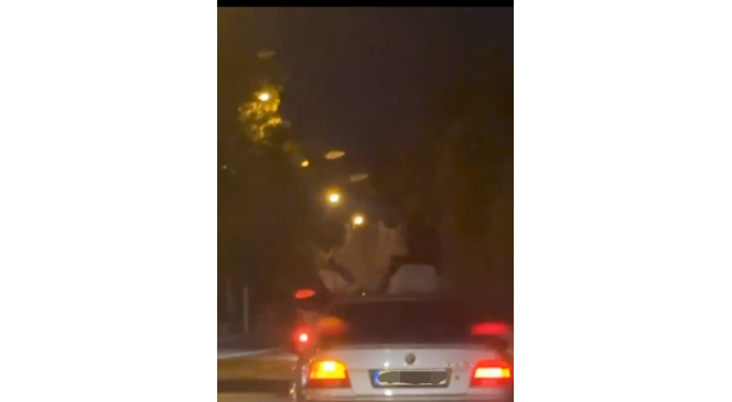 Aracın tavanına çıkarak dans eden şahıslar hakkında işlem başlatıldı