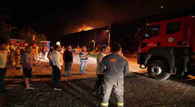 Seydikemer’deki yangına 15 arazöz, 6 su tankeri ile müdahale ediliyor