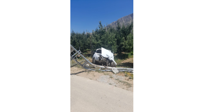 Isparta&rsquo;da kontrolden &ccedil;ıkan otomobil elektrik direğine &ccedil;arptı: 1 yaralı
