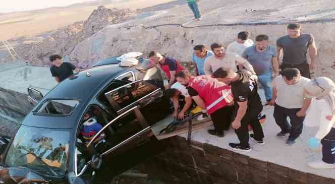 Siirt’te otomobil yolda çukura düştü: 6 yaralı