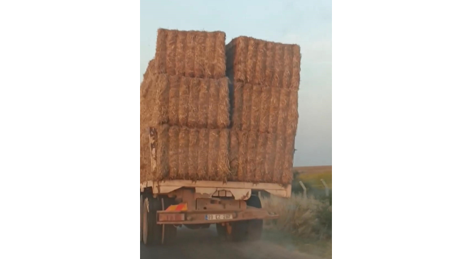 Saman y&uuml;kl&uuml; kamyonun tehlikeli yolculuğu kamerada
