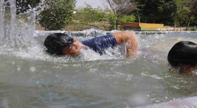 Diyarbakır’da sıcaklardan bunalan çocukları için römorku havuza çevirdi
