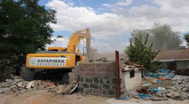 Kayapınar Belediyesi ağır hasarlı evlerin yıkımına başladı 