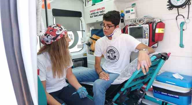 Hafif ticari araç akaryakıt istasyonu girişinde devrildi: 1 yaralı