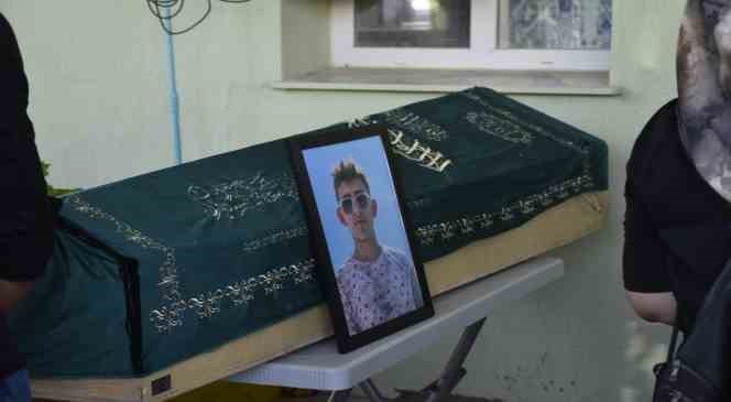 Tartıştığı kişiler tarafından kalbinden bı&ccedil;aklanarak &ouml;ld&uuml;r&uuml;len gen&ccedil; toprağa verildi
