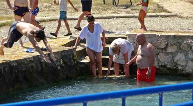 Antalya&rsquo;daki şifalı su 5 dakikada &ccedil;&ouml;l sıcağını unutturuyor, evlerine titreyerek gidiyorlar
