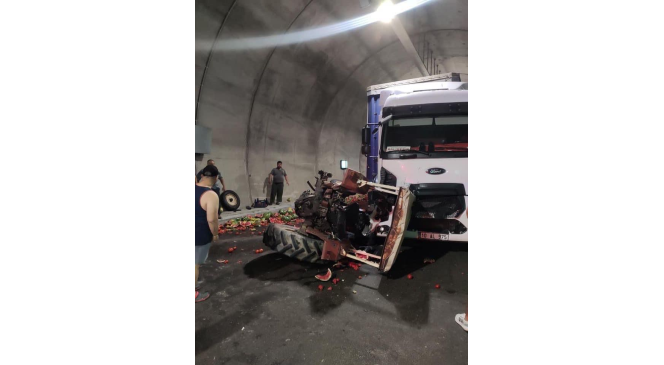 Kamyon, karpuz yüklü traktöre arkadan çarptı; 1 yaralı