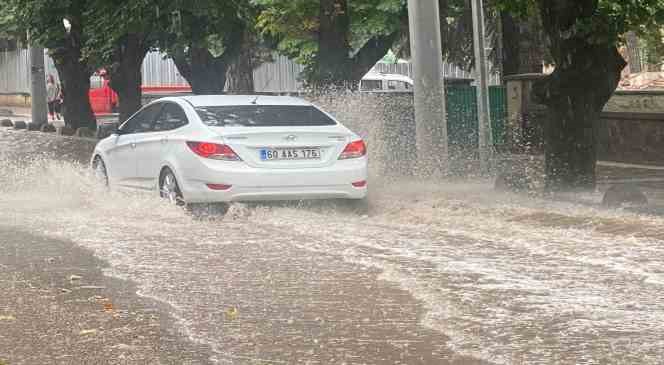 Tokat’ta etkili olan sağanak yağış hayatı olumsuz etkiledi
