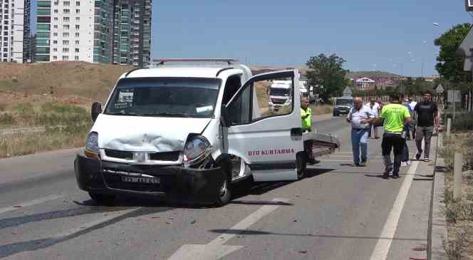 Kurtarıcı ile otomobil &ccedil;arpıştı: 4 yaralı
