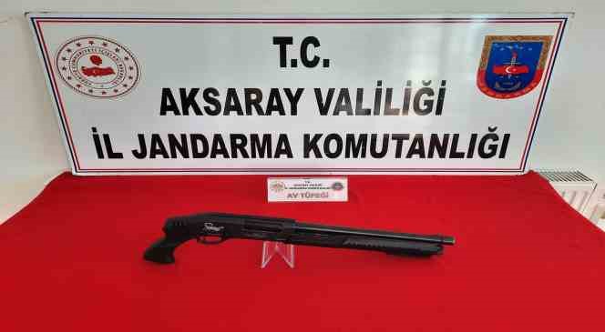 Yurtdışından d&uuml;ğ&uuml;ne geldi, havaya ateş ederken yakalandı
