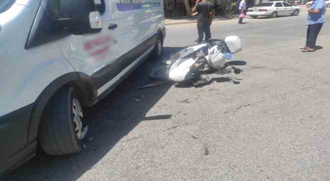 Motosiklet ile minib&uuml;s &ccedil;arpıştı: 1 yaralı
