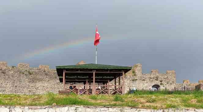 Ardahan&rsquo;da yağmur sonrası &ccedil;ıkan g&ouml;kkuşağı mest etti
