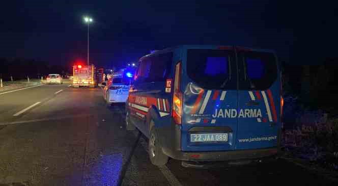 Edirne&rsquo;de otomobil şarampole girdi: 2 yaralı
