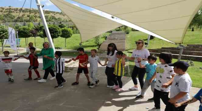 &Ccedil;ocuklar hem eğleniyor hem &ouml;ğreniyor
