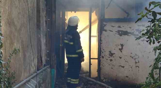 Sigara izmariti metruk binayı kül etti