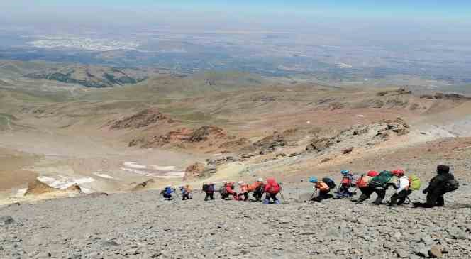 29&rsquo;uncu S&uuml;tdonduran Kampı ve Erciyes Zirve Tırmanışı tamamlandı
